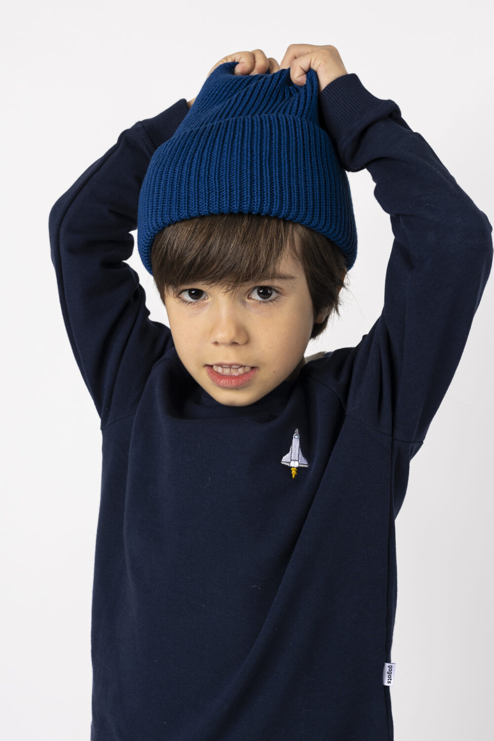 chlopiec-spodnie-bluza-granatowa-wahadlowiec-czapka-beanie-stormy-blue-gagats-ubrania-dla-dzieci