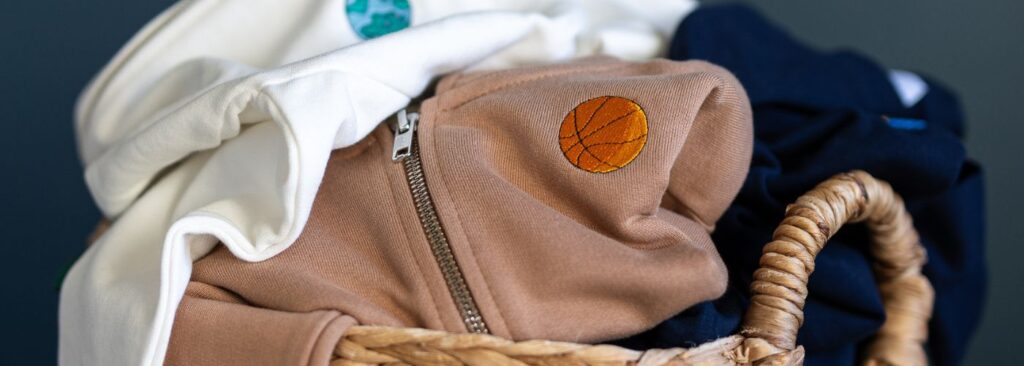 jak-prać-ubranka-dla-dzieci-poradnik-ubrania-kosz-na-pranie