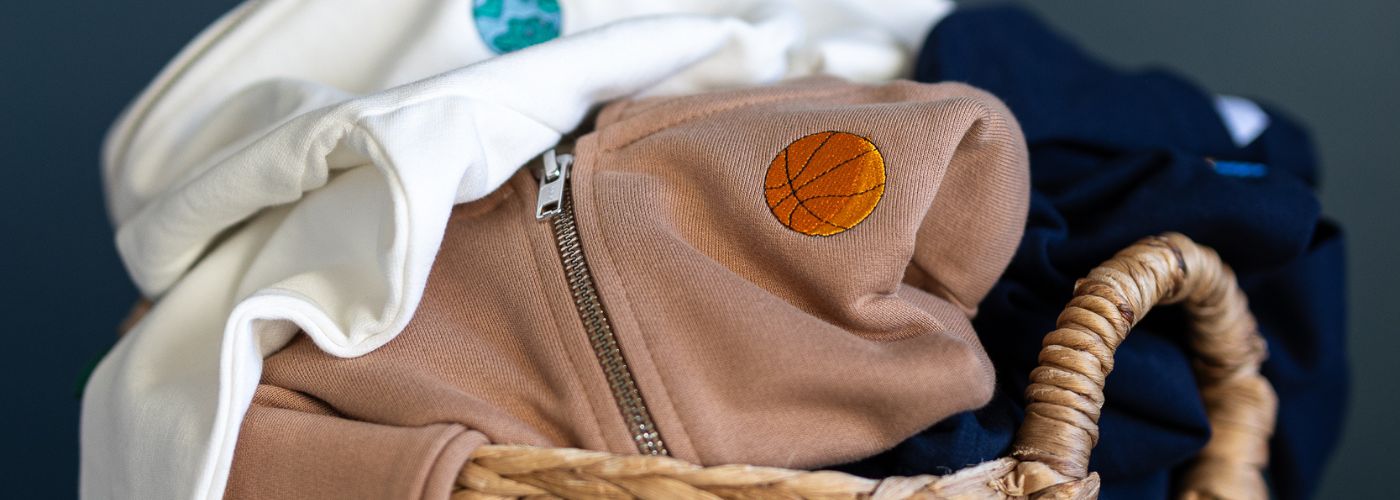 jak-prać-ubranka-dla-dzieci-poradnik-ubrania-kosz-na-pranie