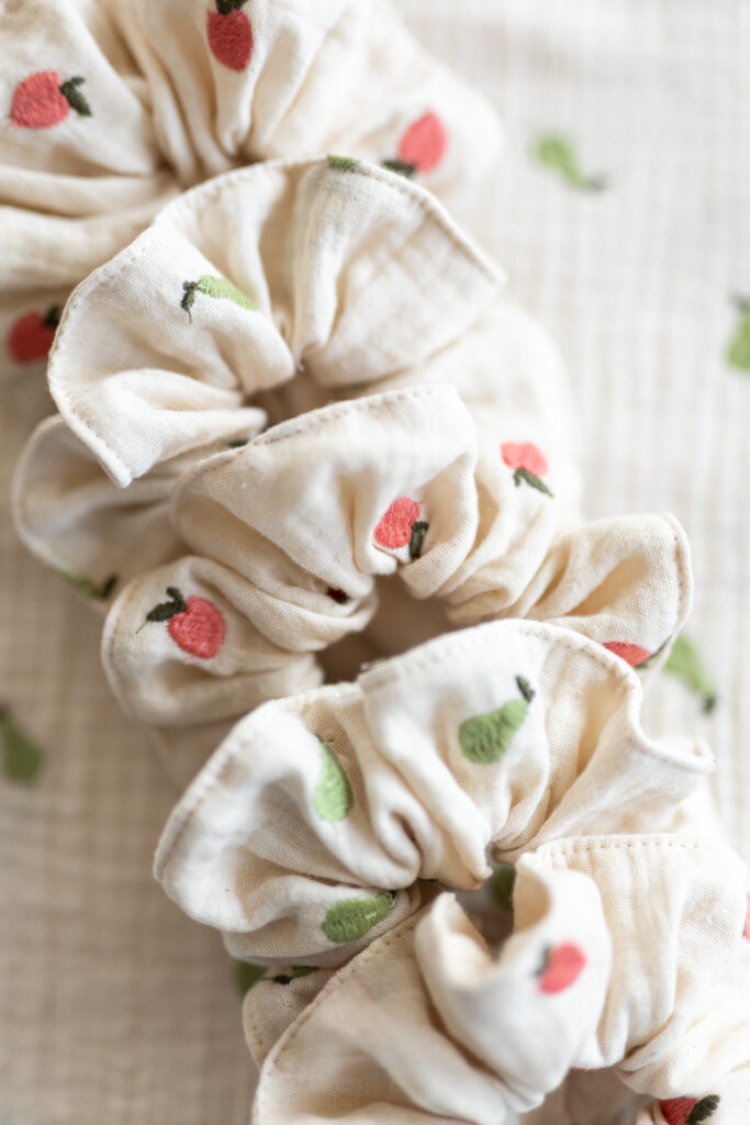scrunchie-beżowe-gumki-do-włosów-w-gruszki-brzoskwinie-zbliżenie