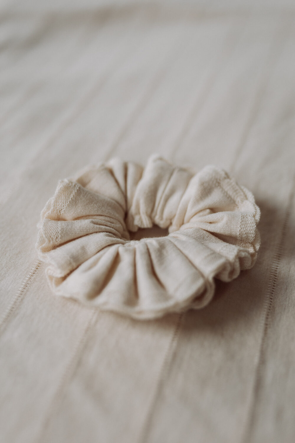 scrunchie-gumka-beżowa-z-falbanką-dla-dzieci