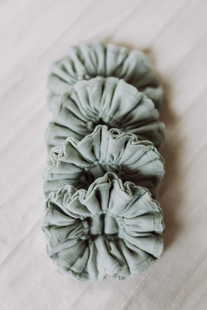 scrunchie-gumka-do-włosów-szałwiowa-z-falbanką-dla-dzieci