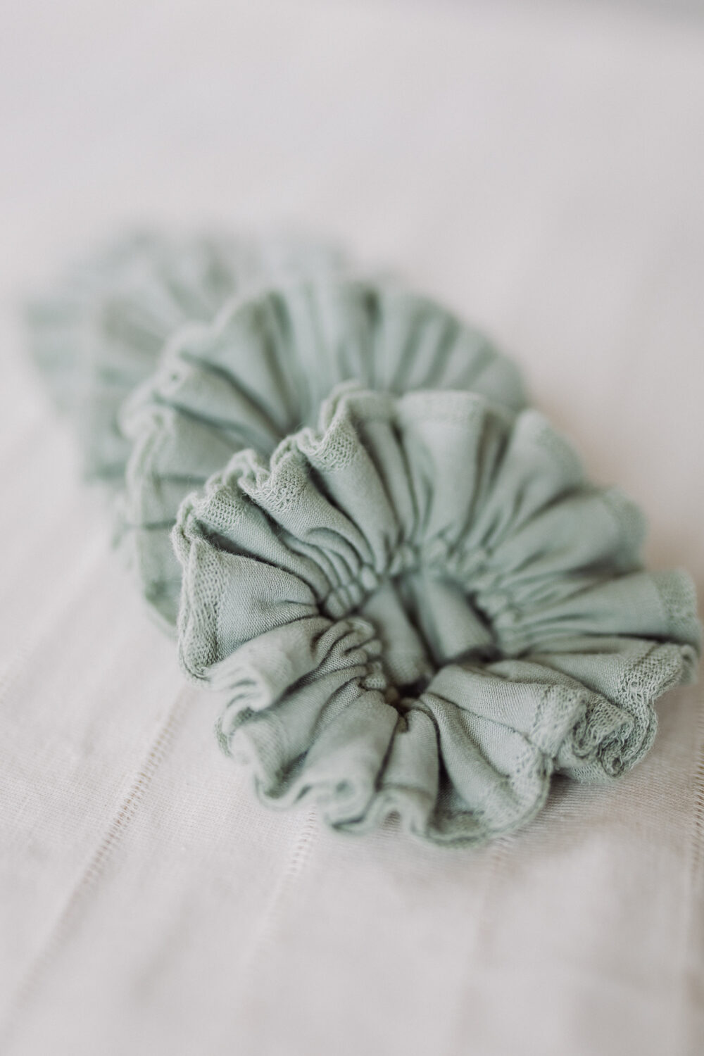 scrunchie-gumka-do-włosów-szałwiowa-z-falbanką-dla-dzieci