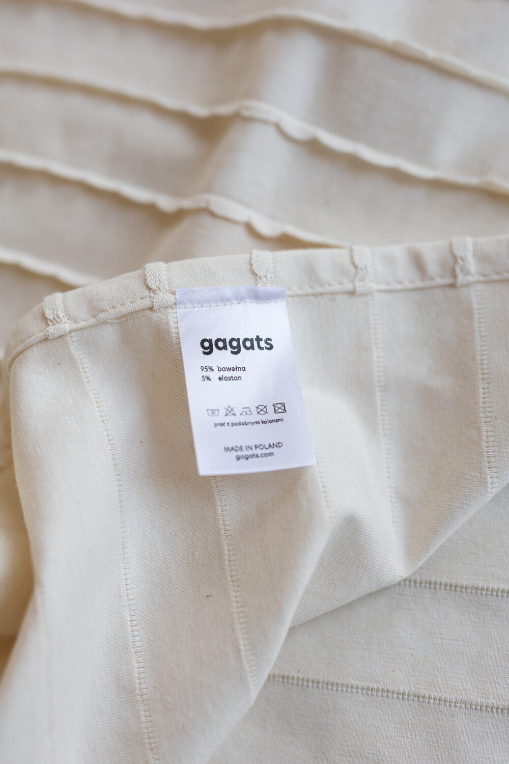 Gagats narzuta Vanilla Flower16 materiał-beżowy-z-falbankami-narzutka-metka-skład-gagats