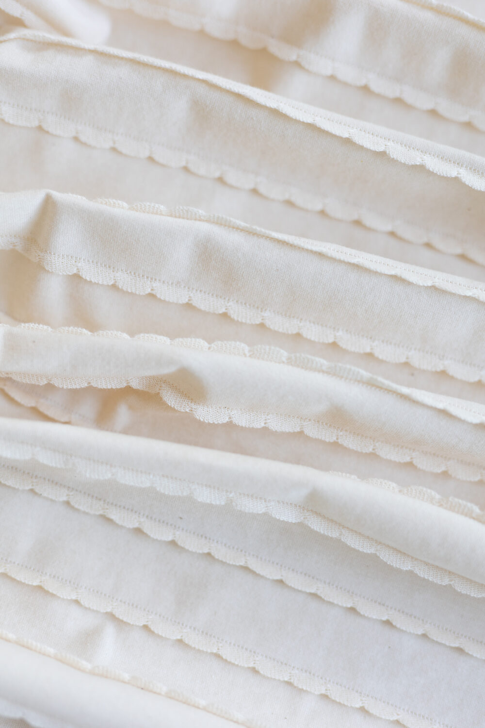 Gagats narzuta Vanilla Flower21 materiał-beżowy-z-falbankami-narzutka