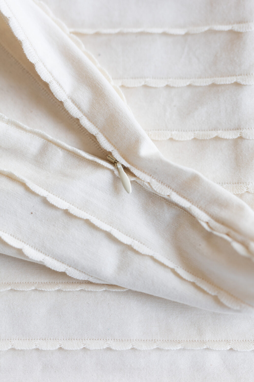 Gagats poszewka Vanilla Flower3 poszewka-poduszka-z-zamkiem-beżowa-z-falbanką